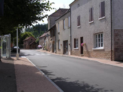 Rue principale (direction La Clayette)