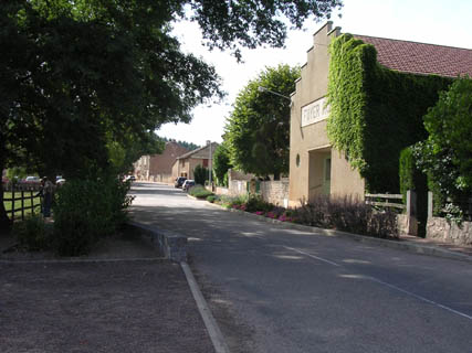 Rue principale (vue sur la salle communale)